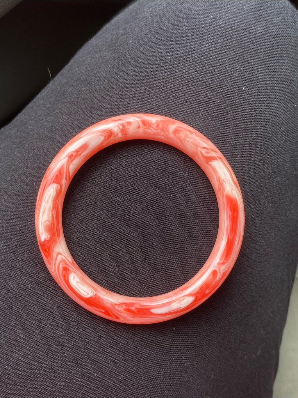 Vintage Marbled Red And White Swirl Bakelite Resin Bangle Bracelet